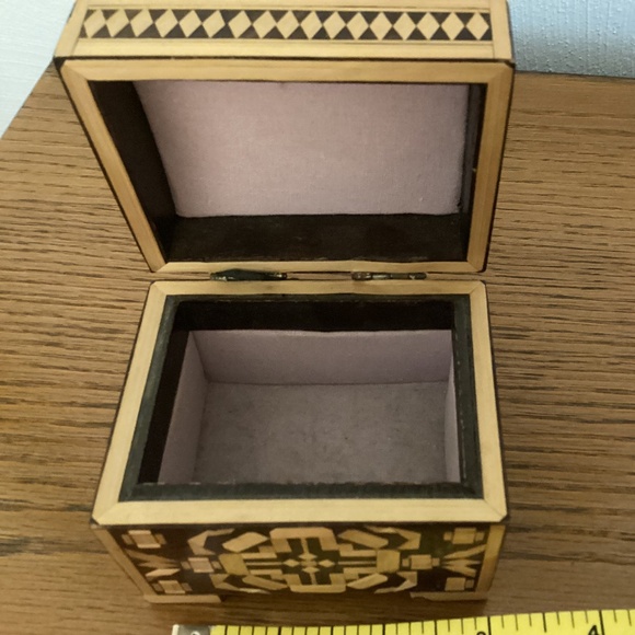 Vintage inlaid small straw trinket box - Picture 2 of 6